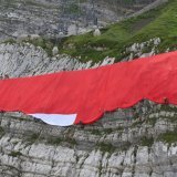 L'imposant drapeau suisse qui trône chaque 1er août sur la paroi nord du Säntis ne sera pas installé cette année, à cause de la météo.
